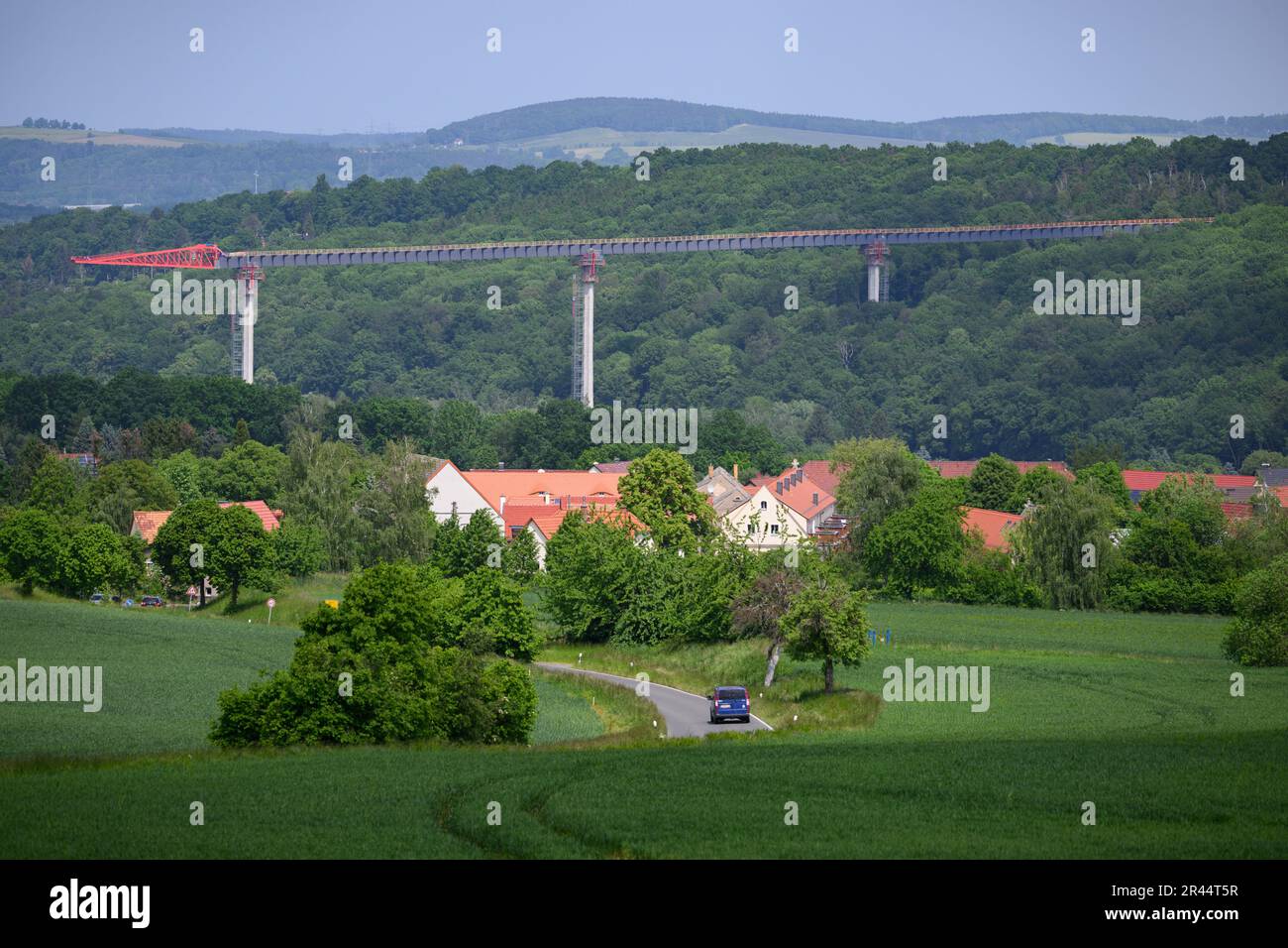 Pirna, Allemagne. 26th mai 2023. Vue du site de construction du pont de la vallée de Gottleuba, qui est poussé au-dessus de la vallée de Gottleuba dans le cadre du contournement de Pirna en utilisant une méthode de lancement incrémentale. Le pont aura plus tard une longueur de 916 mètres et devrait être achevé à la fin de 2026. Crédit : Robert Michael/dpa/Alay Live News Banque D'Images