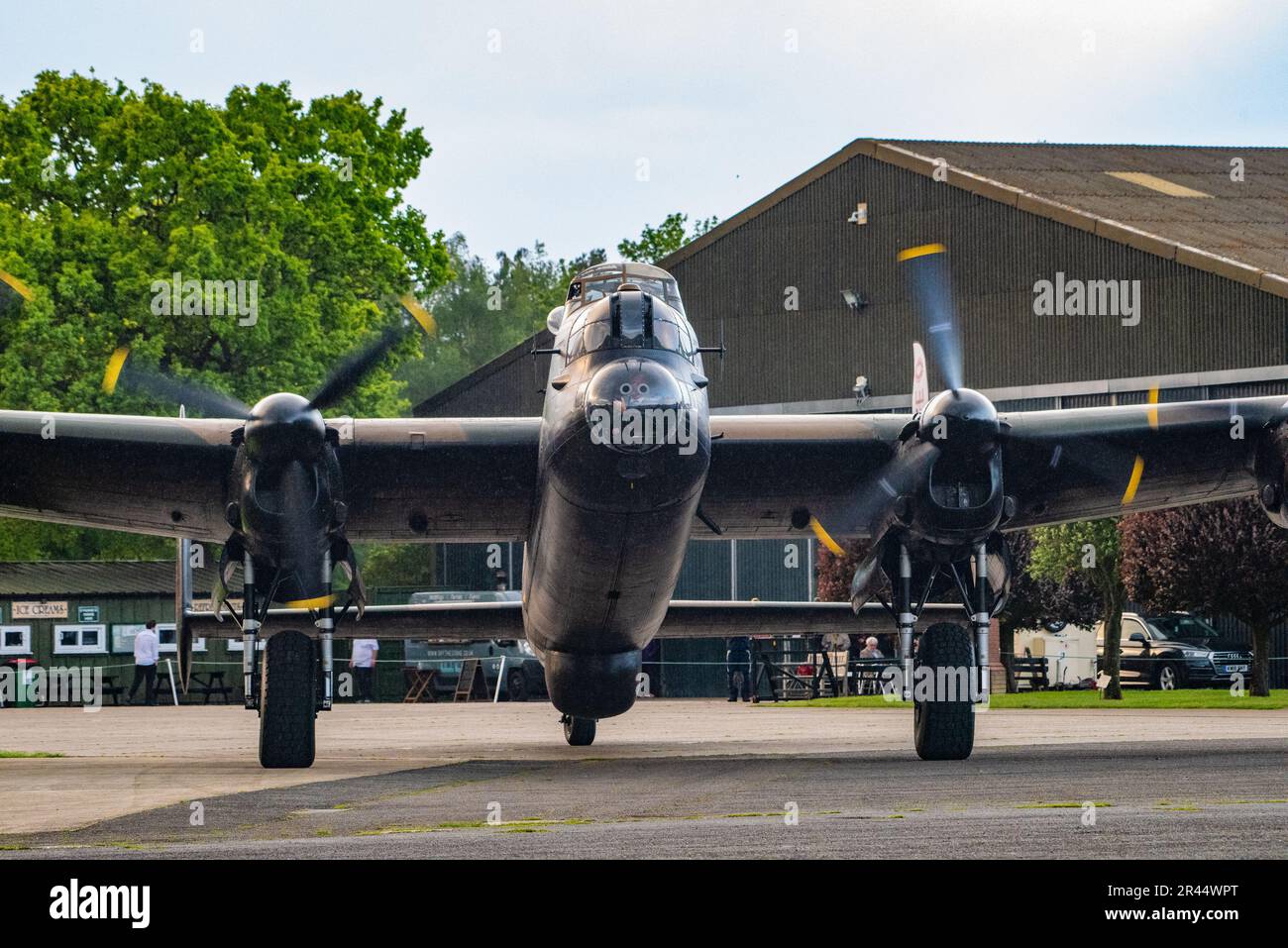 Avro Lancaster juste Jane pendant le vol commémoratif de la bataille de Grande-Bretagne commémorant le 80th anniversaire de l'opération chastaise, Lincolnshire Aviation Banque D'Images