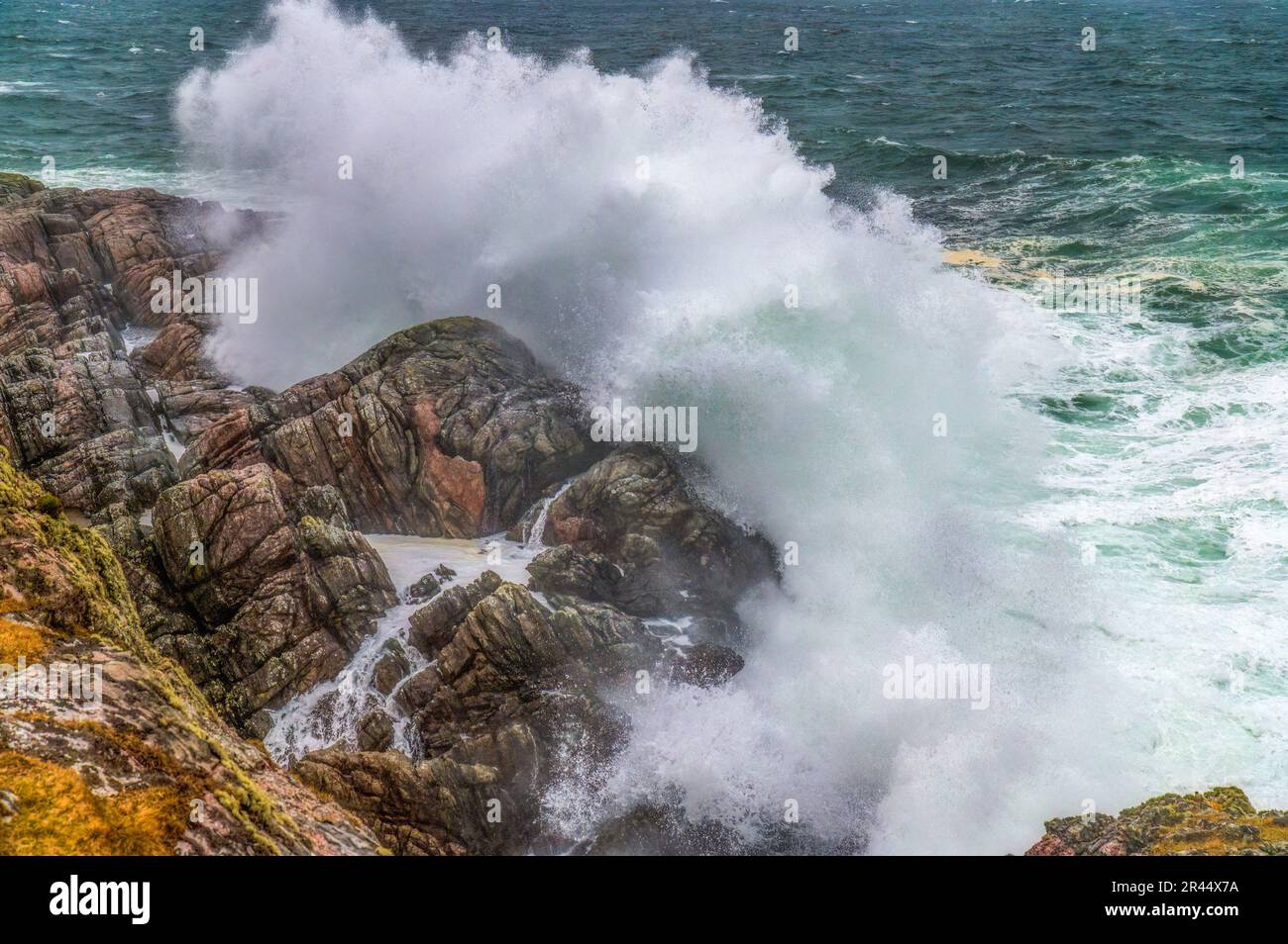 Wild Sea au large de la côte nord de l'Écosse près de Durness dans Sutherland Banque D'Images