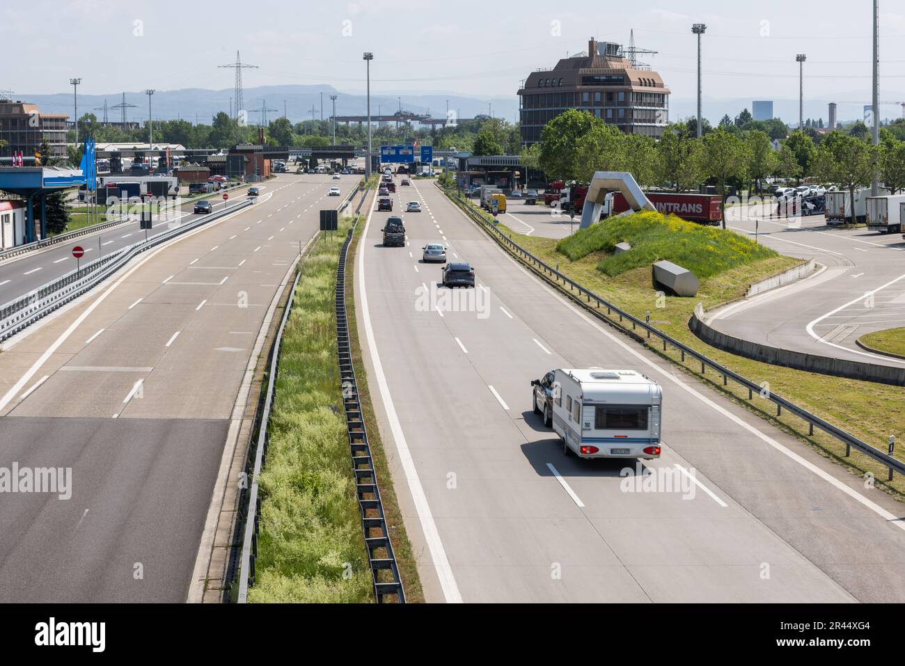 Weil am Rhein, Allemagne. 26th mai 2023. Les voitures et les autocaravanes se dirigent vers le poste frontalier germano-suisse. Selon l'ADAC, on peut s'attendre à un trafic touristique important dès vendredi après-midi pour le week-end de Whitsun. Credit: Philipp von Ditfurth/dpa/Alay Live News Banque D'Images