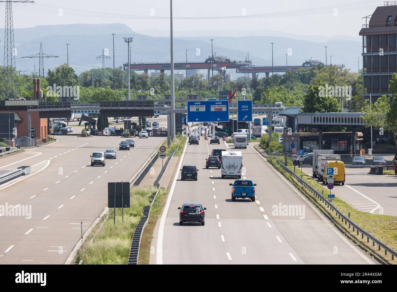 Weil am Rhein, Allemagne. 26th mai 2023. Les voitures et les autocaravanes se dirigent vers le poste frontalier germano-suisse. Selon l'ADAC, on peut s'attendre à un trafic touristique important dès vendredi après-midi pour le week-end de Whitsun. Credit: Philipp von Ditfurth/dpa/Alay Live News Banque D'Images