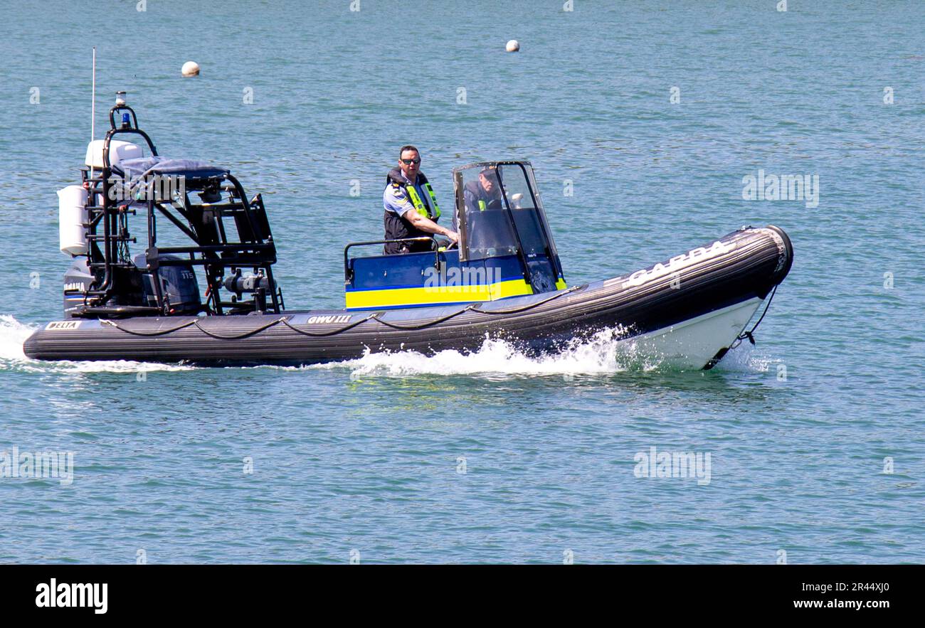 Glandore Harbour, West Cork, Irlande. Vendredi 26th mai 2023 les membres de l'unité d'eau de Garde qui sortent de Glandore Harbour cet après-midi pour poursuivre la recherche des femmes disparues depuis mardi dans la région de long Strand. Cette unité est venue de Dublin pour ajouter aux actifs déjà à la recherche de la mer dans cette région. Credit aphperspective/Alamy Live News Banque D'Images