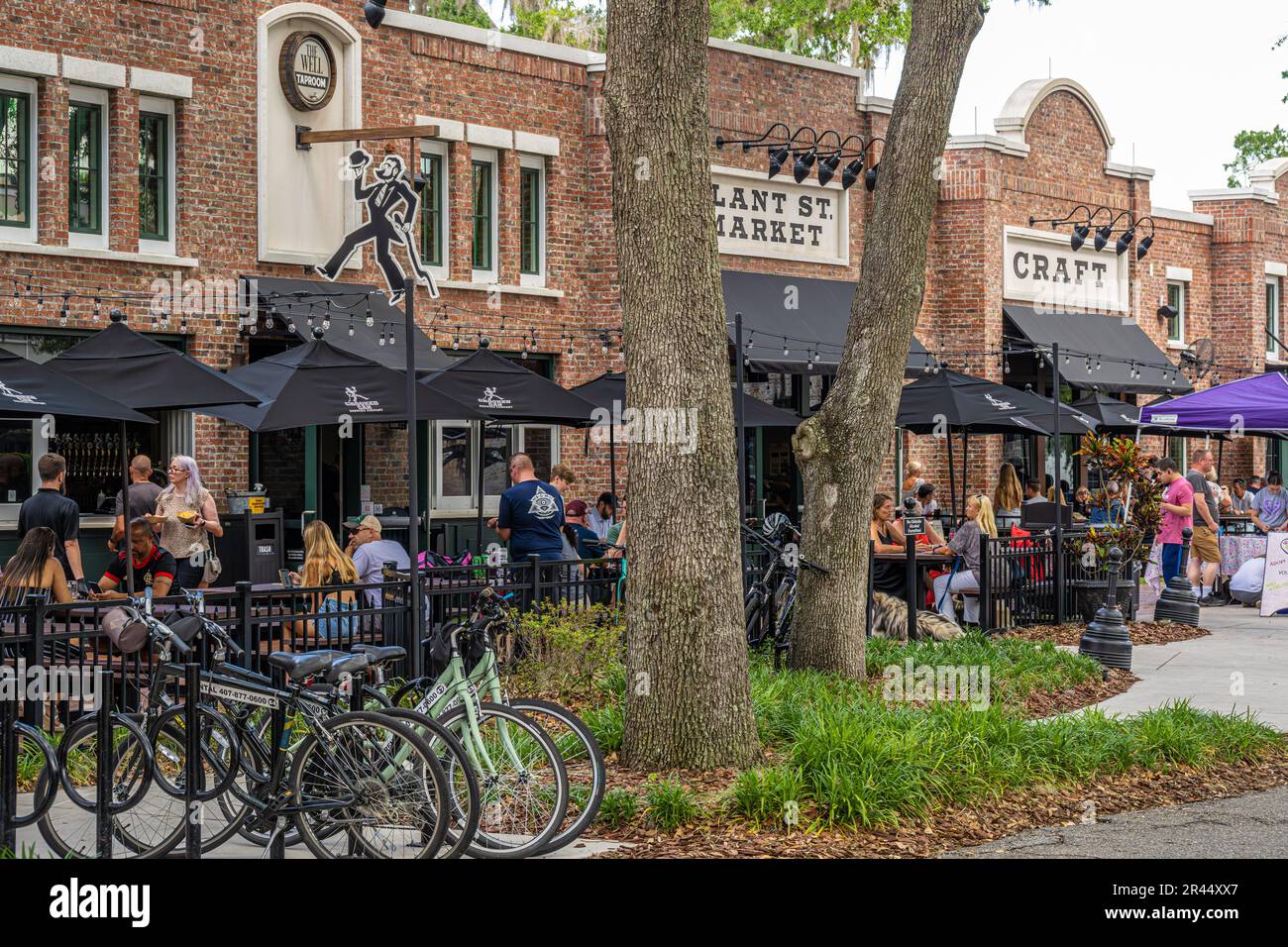 Les gens apprécient une belle journée de printemps au marché de Plant Street dans le jardin d'hiver du centre-ville historique, en Floride. (ÉTATS-UNIS) Banque D'Images