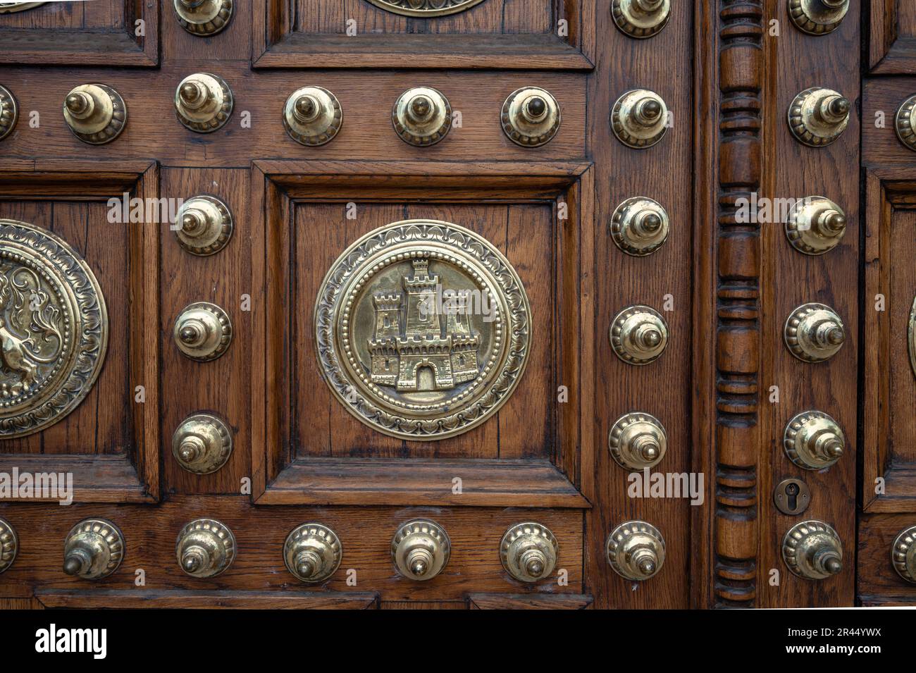 Détail des incrustations métalliques et des motifs de la belle porte en bois de la captaincy générale de barcelone Banque D'Images