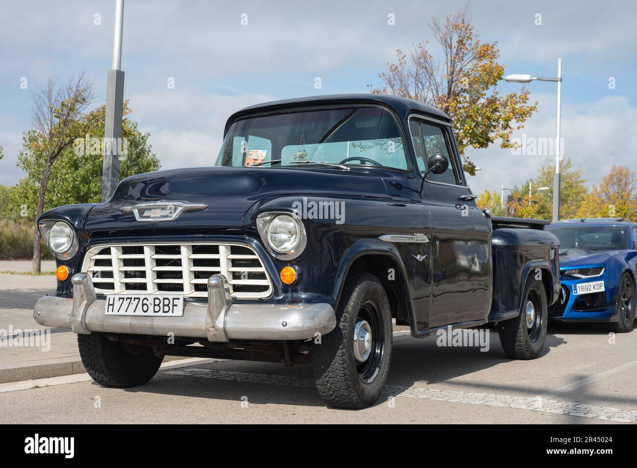 Vue frontale d'un vieux pick-up américain, c'est un Chevrolet 3100 noir dans la rue Banque D'Images