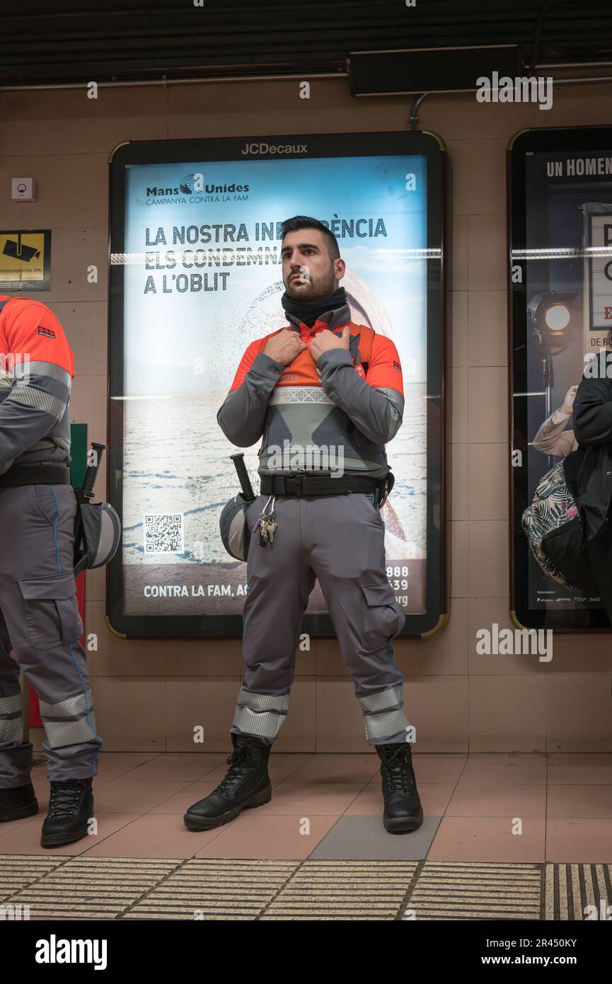 Garde de sécurité privée Securitas dans le métro de Barcelone Banque D'Images