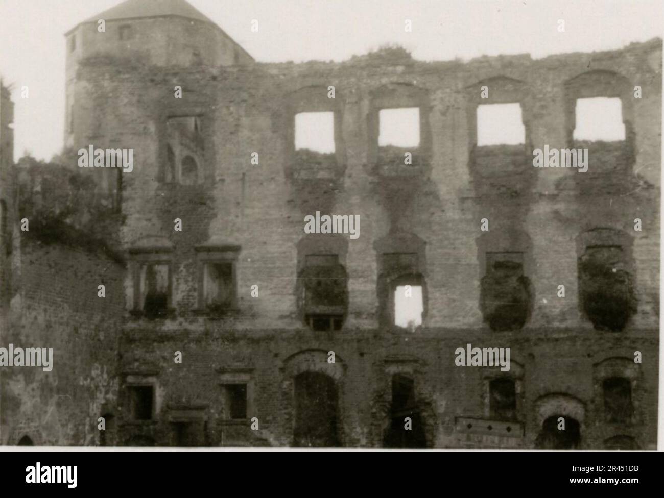 Gunter Alquen (Leibstandarte Adolf Hitler, Grèce 1941), un photographe SS, a documenté les atrocités nazies en Grèce pendant la Seconde Guerre mondiale Sa lentille a capturé l'horreur et les souffrances infligées à des civils innocents et des combattants de la résistance. Images de Sepp Dietrich, accompagné d'officiers, capturées dans des photographies aux côtés des soldats, des soldats et des civils grecs, de la campagne grecque, des bâtiments, des opérations de ponton. De nombreux véhicules portant des symboles tactiques, ainsi que les séquelles de la destruction : bâtiments, véhicules, équipement détruits. Tirs d'artillerie et scènes représentant un pays déchiré par la guerre Banque D'Images