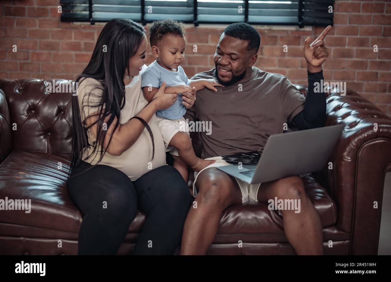 Les membres de la famille voient des images échographiques montrant le sexe, la santé, le développement bébé dans le ventre de la mère et sont remplis de joie, de joie et d'excitation. Dévotion Banque D'Images