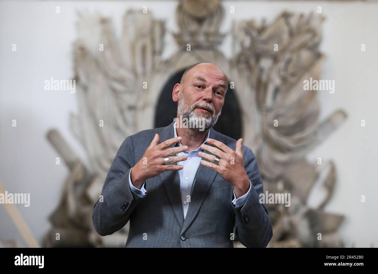 AMSTERDAM - Alderman Rutger Groot Wassink a été trouvé pendant l'enquête archéologique dans le Nieuwe Kerk. En raison de la restauration de huit colonnes du bâtiment monumental de la place du Dam, les archéologues auront l'occasion d'étudier le terrain autour de l'église dans la période à venir. ANP EVA PLEVIER pays-bas sortie - belgique sortie Banque D'Images
