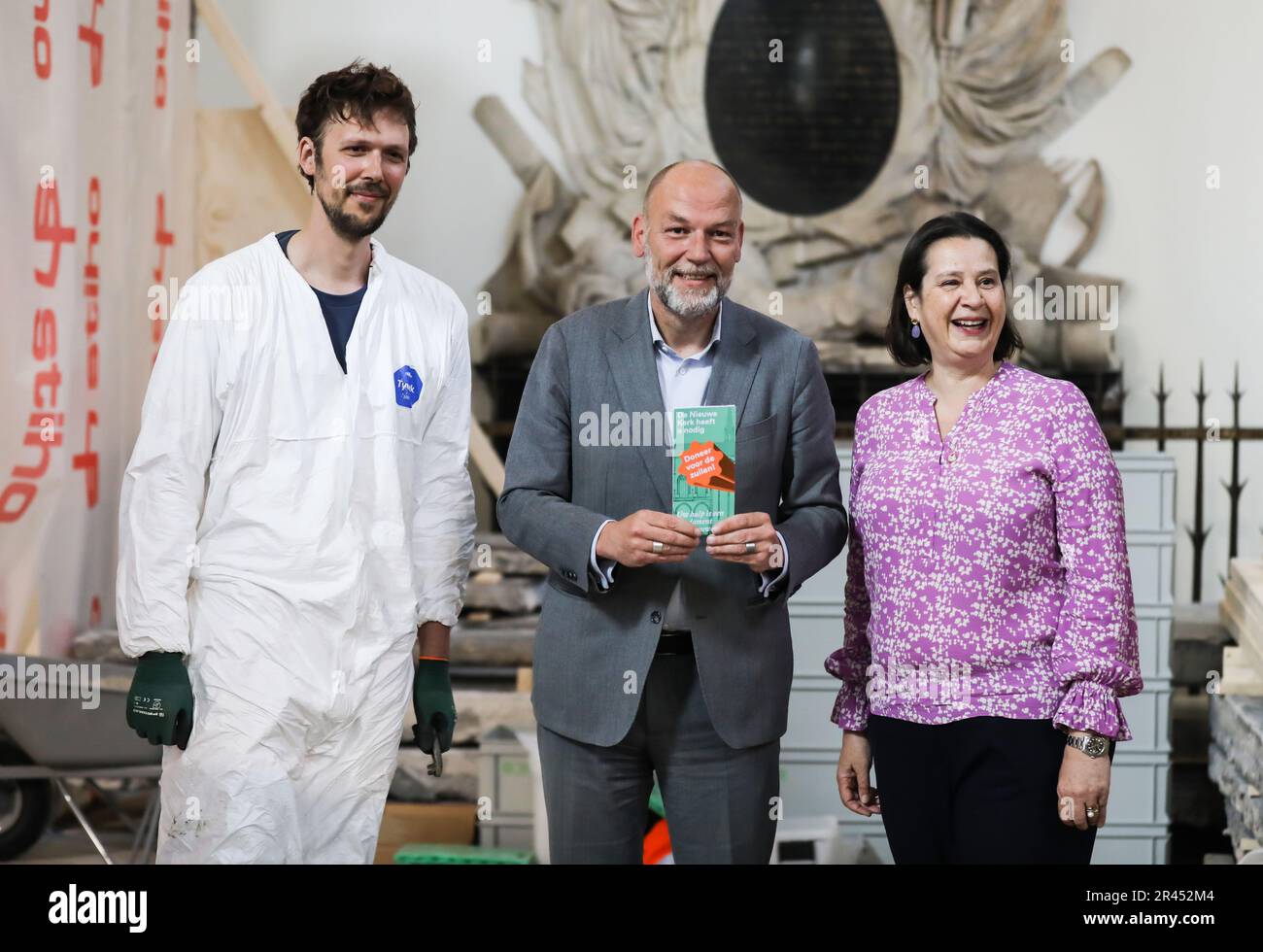 AMSTERDAM - Thijs Therhorst, alderman Rutger Groot Wassink et directeur de Nieuwe Kerk Annabelle Birnie ont été trouvés au cours de l'enquête archéologique dans le Nieuwe Kerk. En raison de la restauration de huit colonnes du bâtiment monumental de la place du Dam, les archéologues auront l'occasion d'étudier le terrain autour de l'église dans la période à venir. ANP EVA PLEVIER pays-bas sortie - belgique sortie Banque D'Images