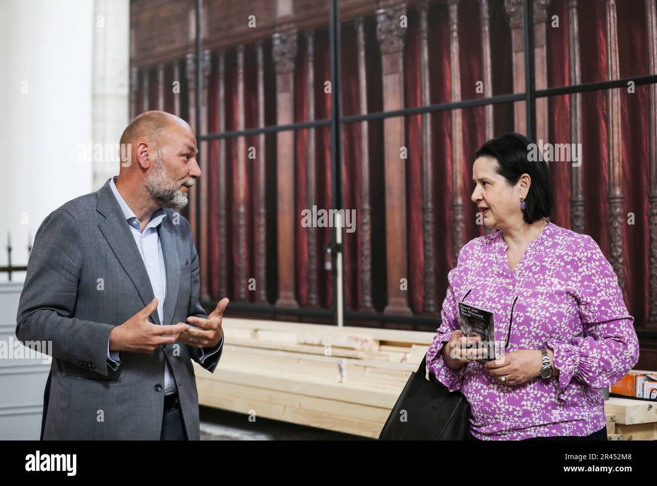 AMSTERDAM - Alderman Rutger Groot Wassink et directeur de Nieuwe Kerk Annabelle Birnie ont été trouvés pendant l'enquête archéologique dans le Nieuwe Kerk. En raison de la restauration de huit colonnes du bâtiment monumental de la place du Dam, les archéologues auront l'occasion d'étudier le terrain autour de l'église dans la période à venir. ANP EVA PLEVIER pays-bas sortie - belgique sortie Banque D'Images