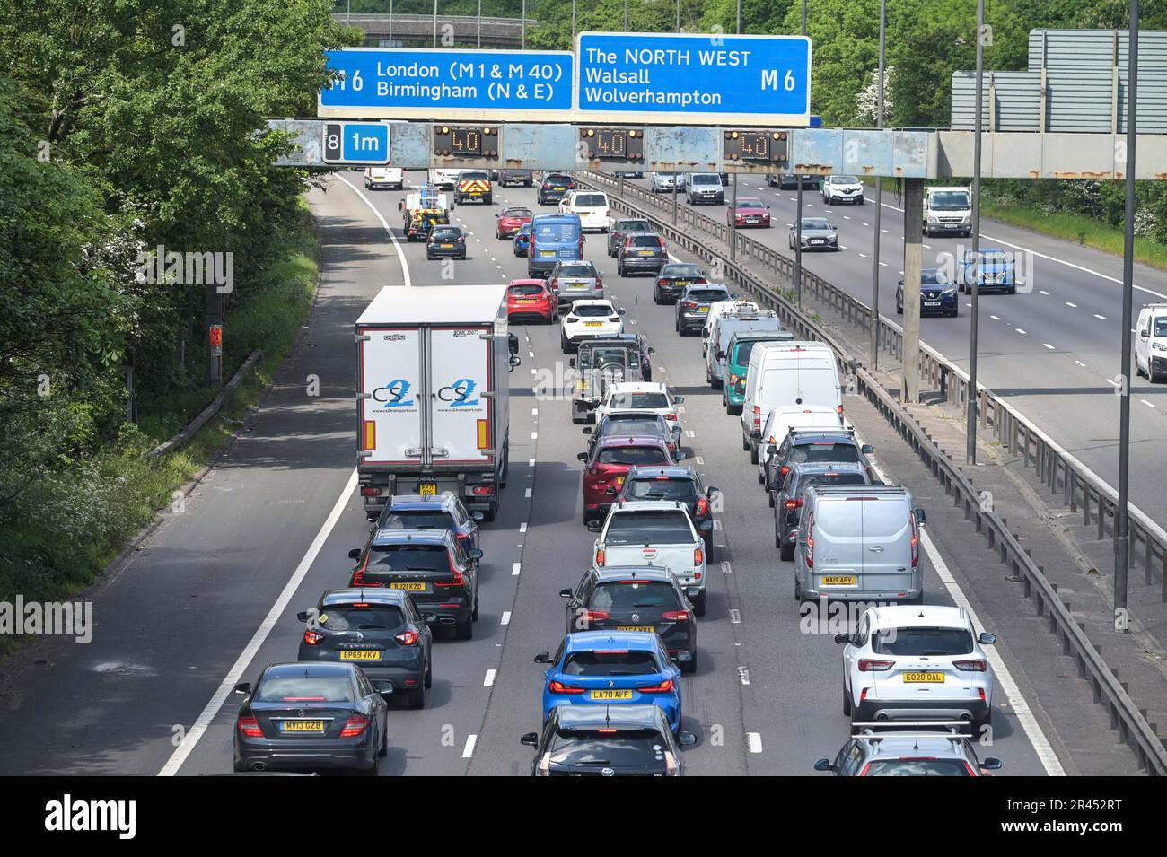 M5 autoroute, West Bromwich, Birmingham 26th mai 2023 - Spring Bank Holiday Travellers ont pris les routes comme la banque vacances escapade commence. Les véhicules ont voyagé vers le nord à la sortie 1 de l'autoroute M5 près de la M6 qui sépare le nord et le sud. Beaucoup de ceux bloqués dans la circulation lente étaient de tirer des caravanes ou de transporter divers équipements d'aventure en extérieur. C'est le dernier des trois week-ends des fêtes publiques qui ont honoré le mois de mai. La montée des températures a permis à ceux qui avaient réservé des vacances de bénéficier d'un temps magnifique. Crédit: Stop Press Media / Alamy Live News Banque D'Images