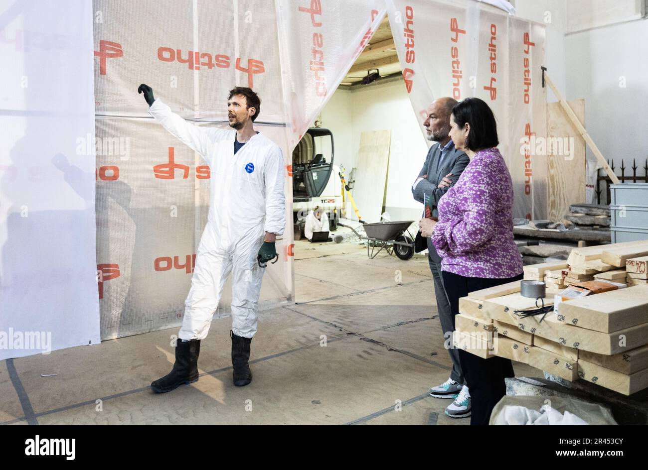 AMSTERDAM - Thijs Therhorst, alderman Rutger Groot Wassink et directeur de Nieuwe Kerk Annabelle Birnie ont été trouvés au cours de l'enquête archéologique dans le Nieuwe Kerk. En raison de la restauration de huit colonnes du bâtiment monumental de la place du Dam, les archéologues auront l'occasion d'étudier le terrain autour de l'église dans la période à venir. ANP EVA PLEVIER pays-bas sortie - belgique sortie Banque D'Images