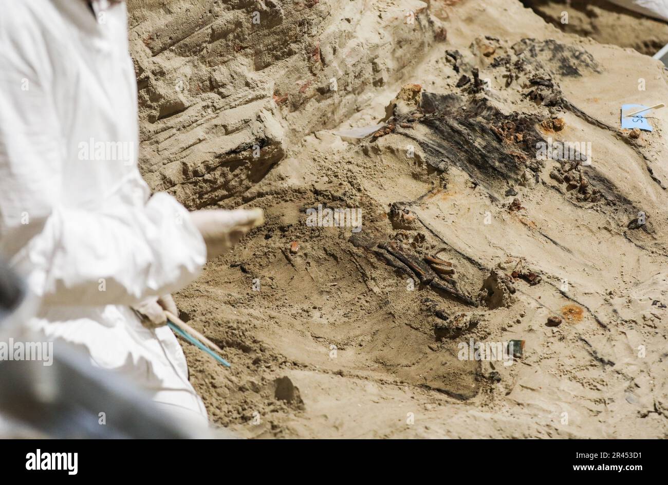 AMSTERDAM - découvertes trouvées lors de recherches archéologiques dans le Nieuwe Kerk. En raison de la restauration de huit colonnes du bâtiment monumental de la place du Dam, les archéologues auront l'occasion d'étudier le terrain autour de l'église dans la période à venir. ANP EVA PLEVIER pays-bas sortie - belgique sortie Banque D'Images