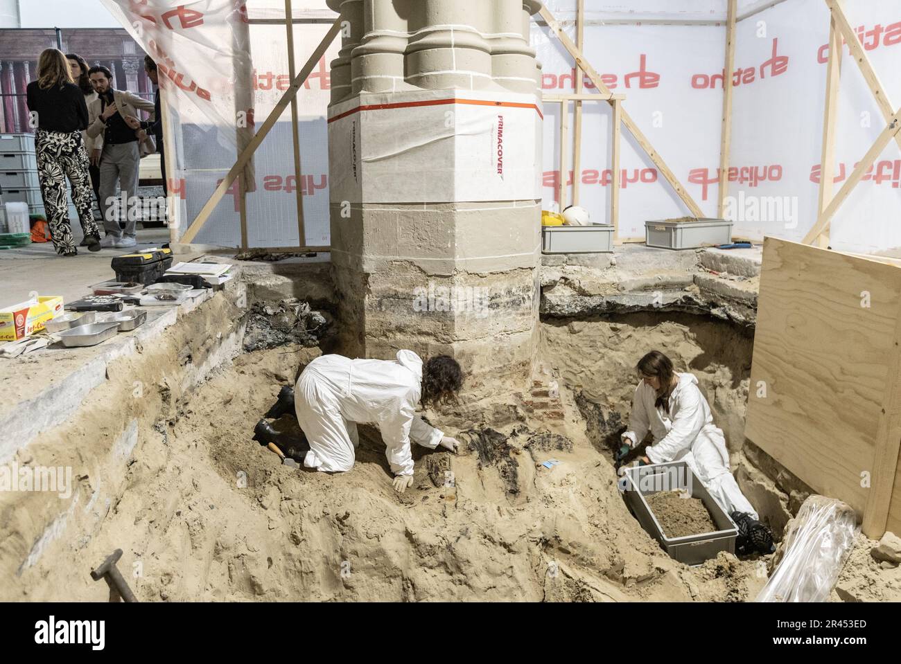 AMSTERDAM - découvertes trouvées lors de recherches archéologiques dans le Nieuwe Kerk. En raison de la restauration de huit colonnes du bâtiment monumental de la place du Dam, les archéologues auront l'occasion d'étudier le terrain autour de l'église dans la période à venir. ANP EVA PLEVIER pays-bas sortie - belgique sortie Banque D'Images