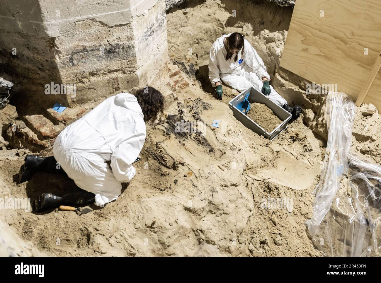 AMSTERDAM - découvertes trouvées lors de recherches archéologiques dans le Nieuwe Kerk. En raison de la restauration de huit colonnes du bâtiment monumental de la place du Dam, les archéologues auront l'occasion d'étudier le terrain autour de l'église dans la période à venir. ANP EVA PLEVIER pays-bas sortie - belgique sortie Banque D'Images