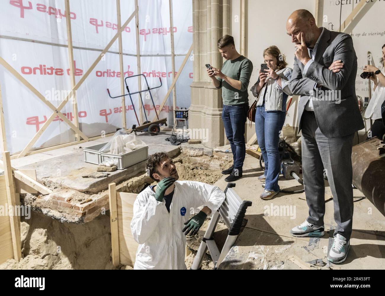 AMSTERDAM - Thijs Therhorst et Alderman Rutger Groot Wassink ont été trouvés au cours de l'enquête archéologique dans le Nieuwe Kerk. En raison de la restauration de huit colonnes du bâtiment monumental de la place du Dam, les archéologues auront l'occasion d'étudier le terrain autour de l'église dans la période à venir. ANP EVA PLEVIER pays-bas sortie - belgique sortie Banque D'Images