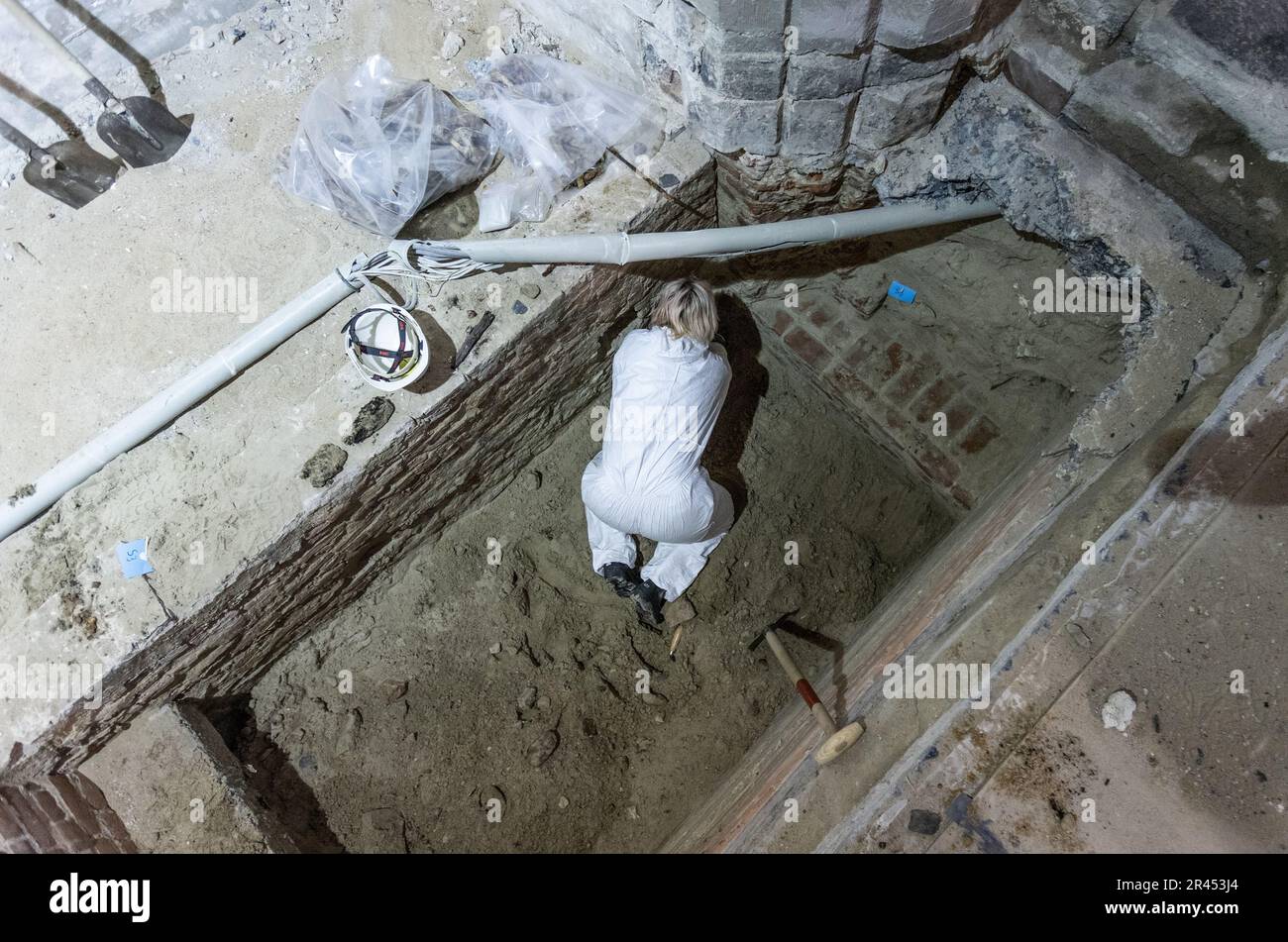 AMSTERDAM - découvertes trouvées lors de recherches archéologiques dans le Nieuwe Kerk. En raison de la restauration de huit colonnes du bâtiment monumental de la place du Dam, les archéologues auront l'occasion d'étudier le terrain autour de l'église dans la période à venir. ANP EVA PLEVIER pays-bas sortie - belgique sortie Banque D'Images