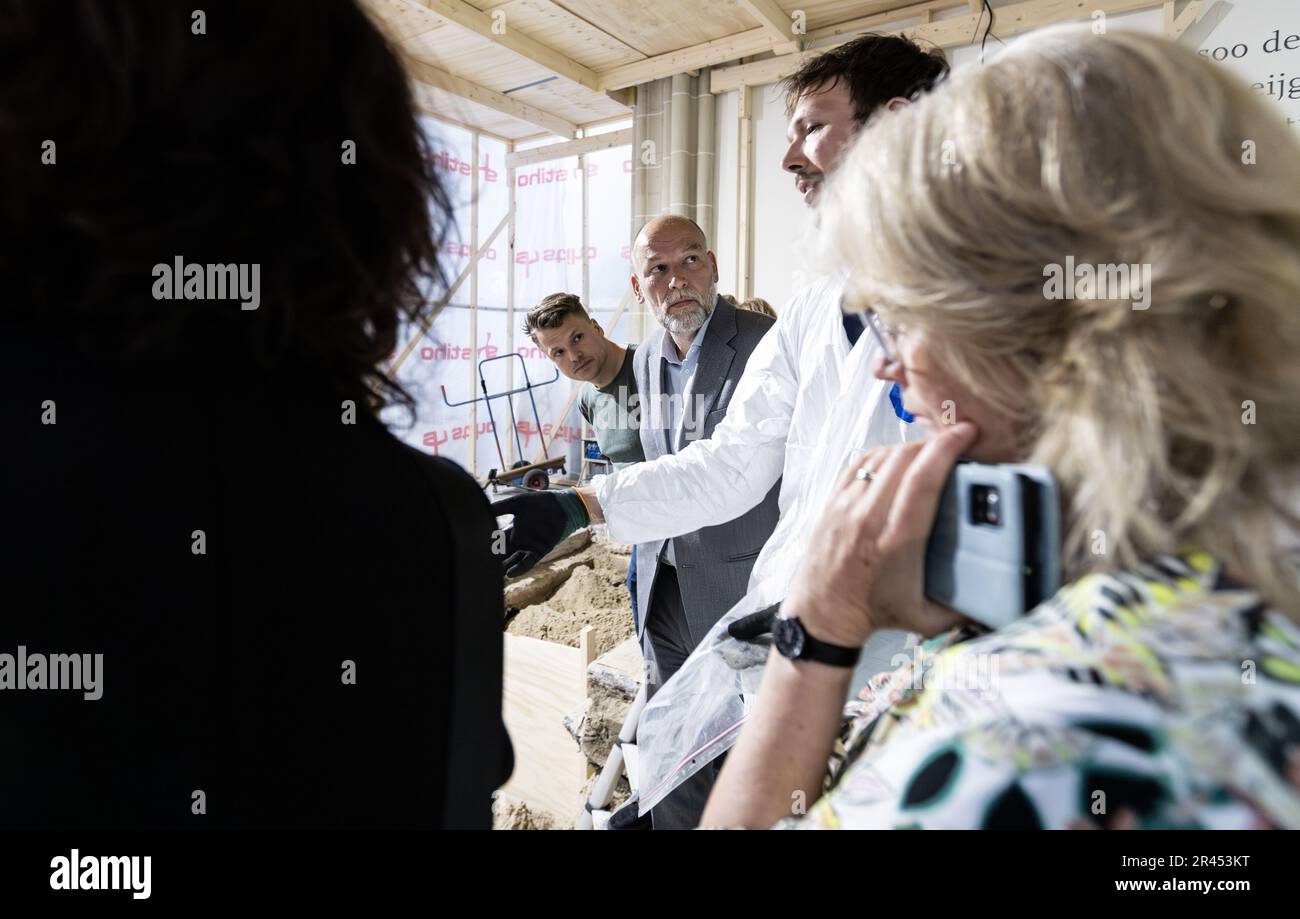 AMSTERDAM - Alderman Rutger Groot Wassink a été trouvé lors de recherches dans le Nieuwe Kerk. En raison de la restauration de huit colonnes du bâtiment monumental de la place du Dam, les archéologues auront l'occasion d'étudier le terrain autour de l'église dans la période à venir. ANP EVA PLEVIER pays-bas sortie - belgique sortie Banque D'Images