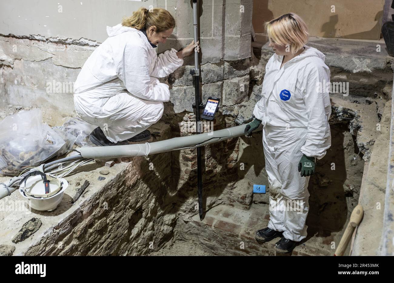 AMSTERDAM - découvertes trouvées lors de recherches archéologiques dans le Nieuwe Kerk. En raison de la restauration de huit colonnes du bâtiment monumental de la place du Dam, les archéologues auront l'occasion d'étudier le terrain autour de l'église dans la période à venir. ANP EVA PLEVIER pays-bas sortie - belgique sortie Banque D'Images