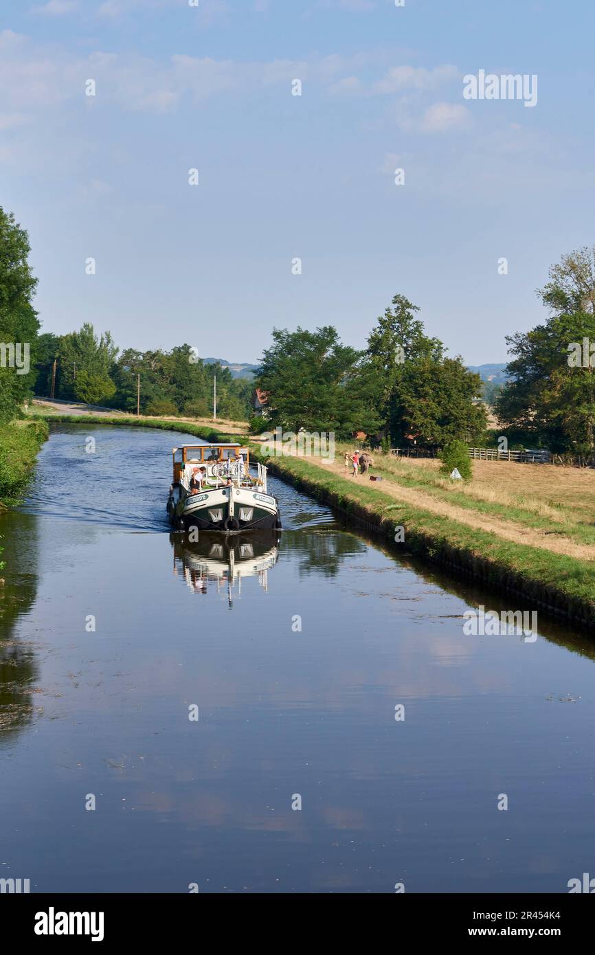 Péniche, tourisme fluvial sur le Canal de Roanne a Digoin, à Melay (centre-est de la France), en direction de Roanne Banque D'Images