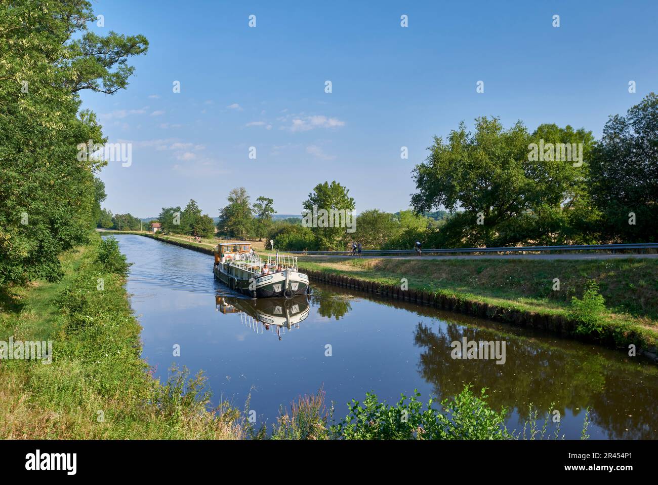 Péniche, tourisme fluvial sur le Canal de Roanne a Digoin, à Melay (centre-est de la France), en direction de Roanne Banque D'Images