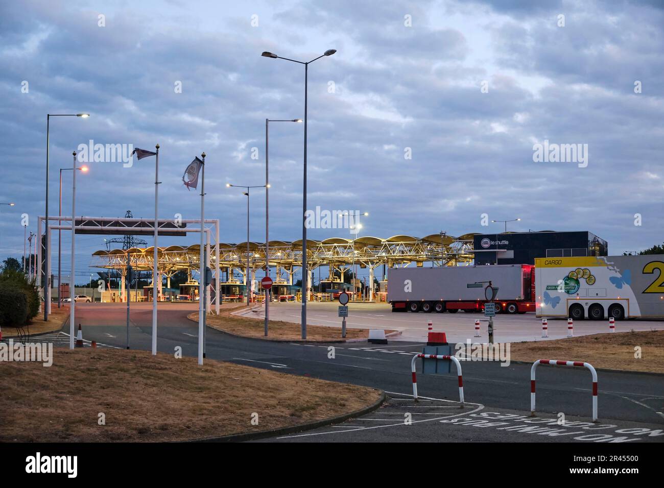 Camions prêts à monter à bord de l'Eurotunnel le Shuttle, tunnel sous la Manche, liaison transversale entre la France et la Grande-Bretagne Banque D'Images