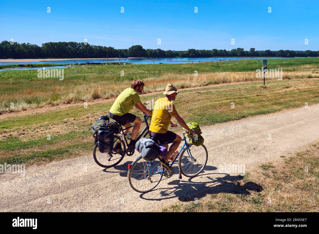 Piste cyclable le long de la loire sales