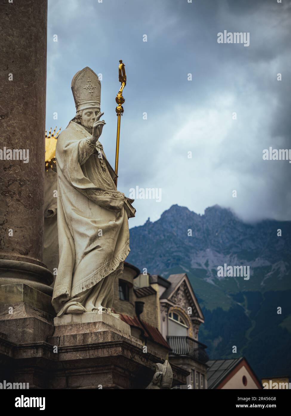 Statue de Saint Vigilius sur la rue Colonne d'Anne à Innsbruck, Tyrol, Autriche, temps nuageux, montagnes d'été en arrière-plan Banque D'Images