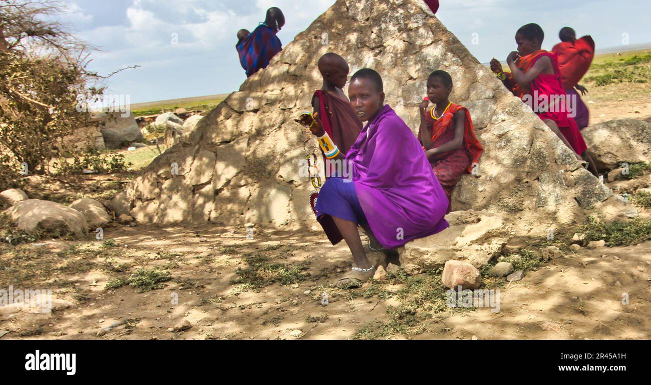 30 décembre 2017, Parc national du Serengeti, Tanzanie-les jeunes maasai attendent les touristes pour vendre des perles et des ornements à la porte d'entrée du Parc national du Serengeti Banque D'Images