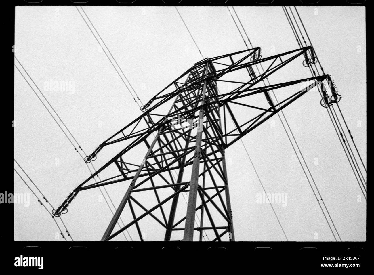 Une vue à angle bas des lignes électriques sur fond noir et blanc Banque D'Images