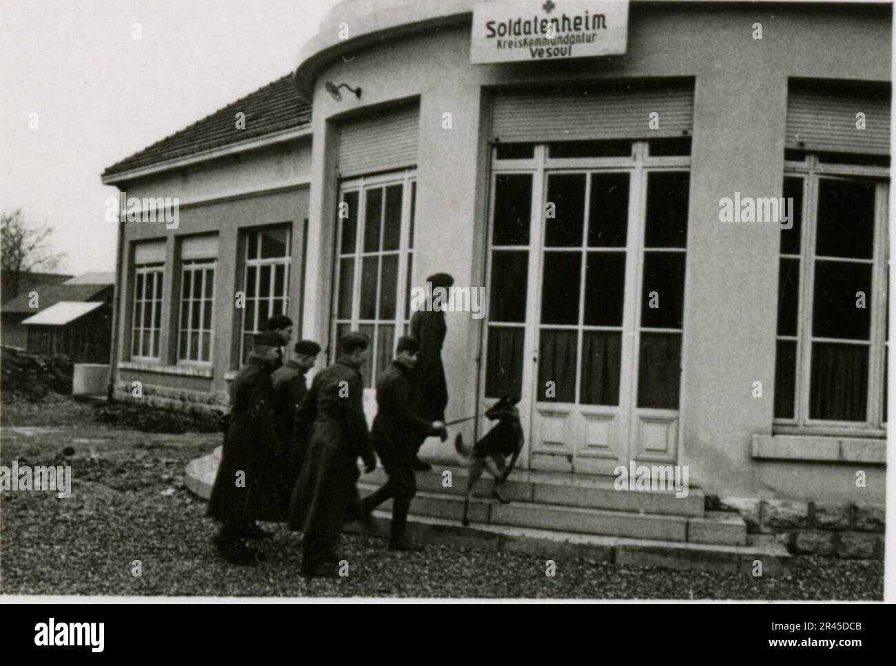 Frau bietet Soldat Essen an - Atelierfoto Brück Sohn Meißen 1916