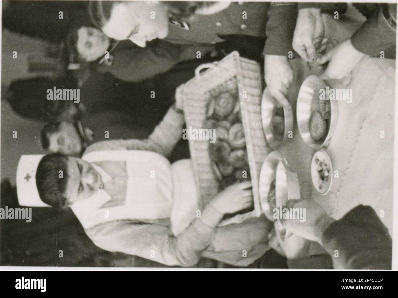 Photo D'atelier Originale 1916 - Femme Offrant à Manger à Un Soldat - Brück & Sohn
