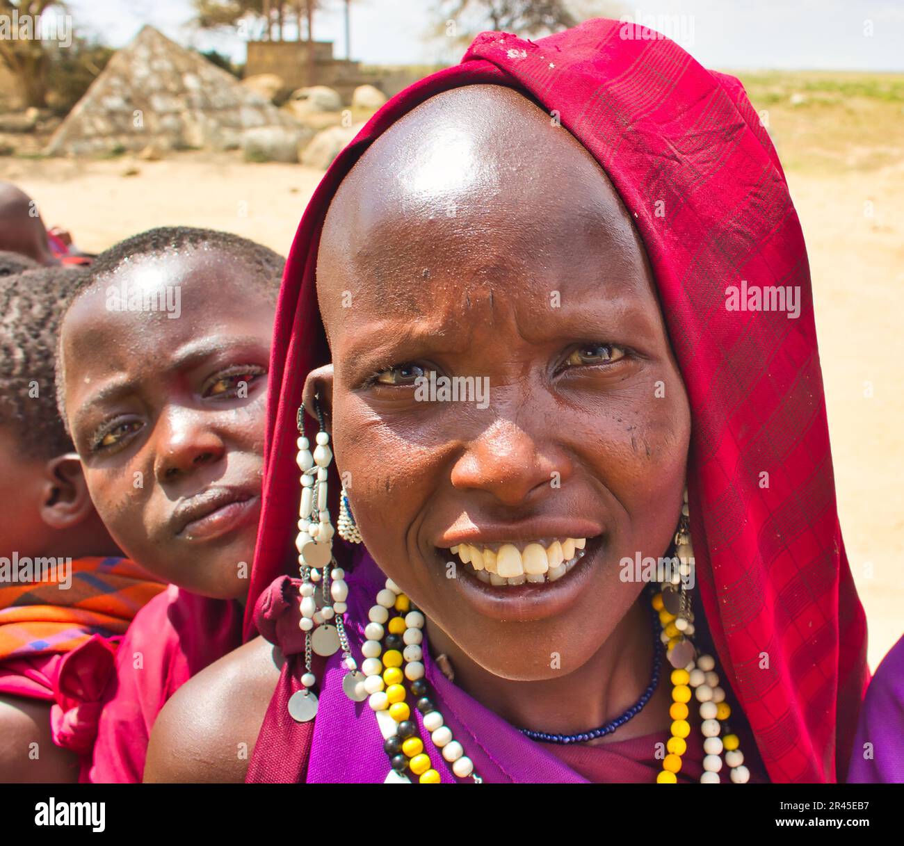 30 décembre 2017, Parc National du Serengeti, Tanzanie-belles et naturelles visages de jeunes filles du Maasai en interaction avec les touristes à l'entrée du Parc National du Serengeti Banque D'Images