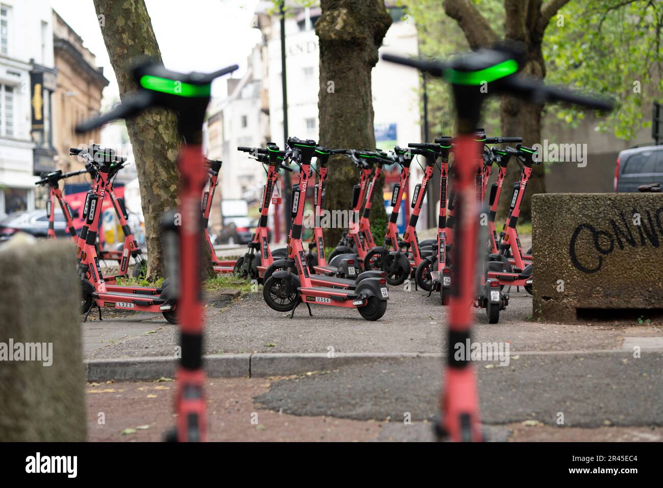 Un grand nombre de trottinettes de location d'électricité VOI garées dans le centre de Bristol, Angleterre, Royaume-Uni. Les scooters électriques peuvent être loués via une application. Banque D'Images