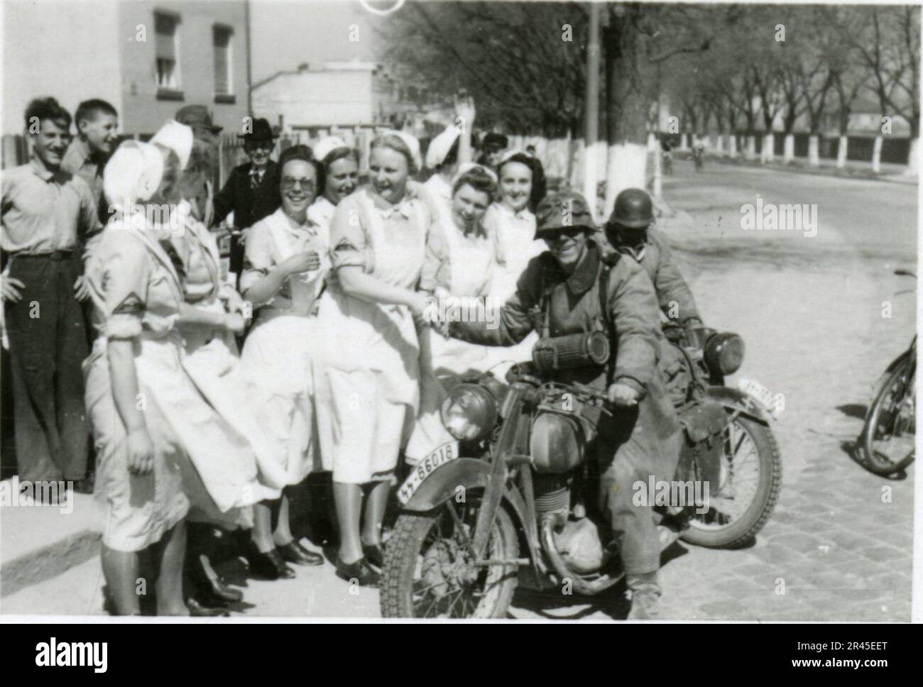 Photo D'atelier Originale 1916 - Femme Offrant à Manger à Un Soldat - Brück & Sohn