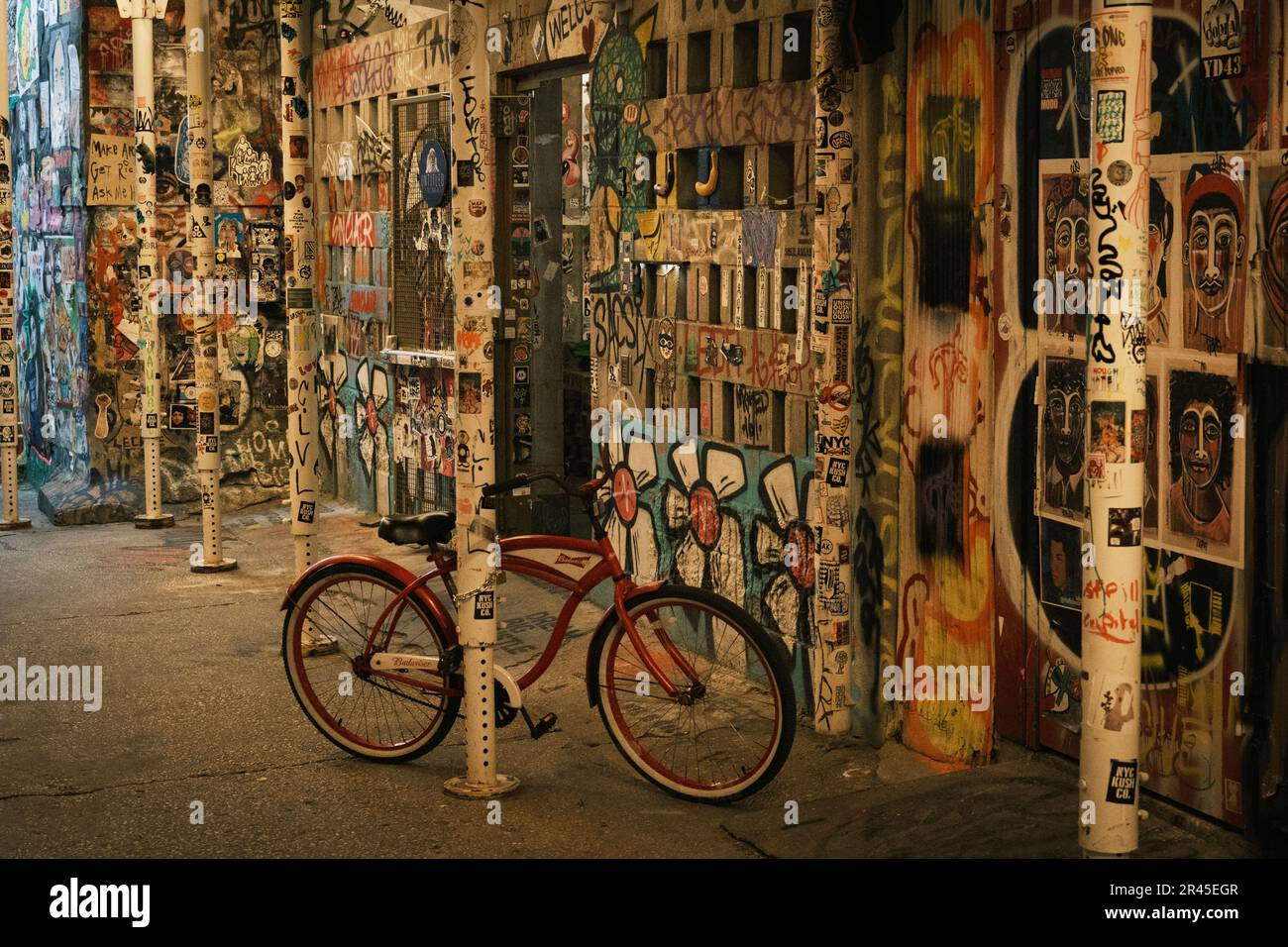 Un vélo à Freeman Alley, Manhattan, New York Banque D'Images