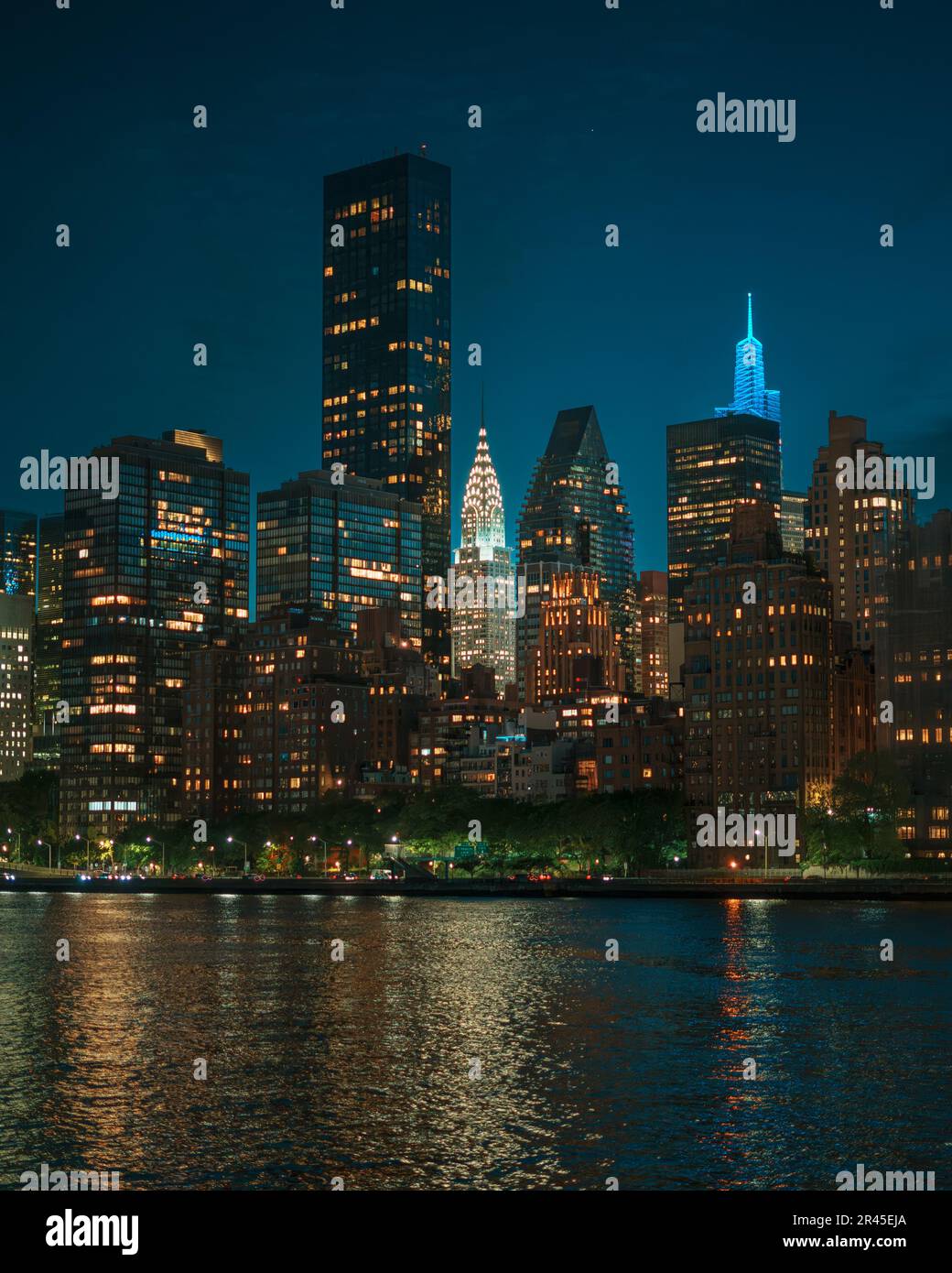 Vue nocturne sur le Chrysler Building et Midtown Manhattan depuis Roosevelt Island, New York Banque D'Images