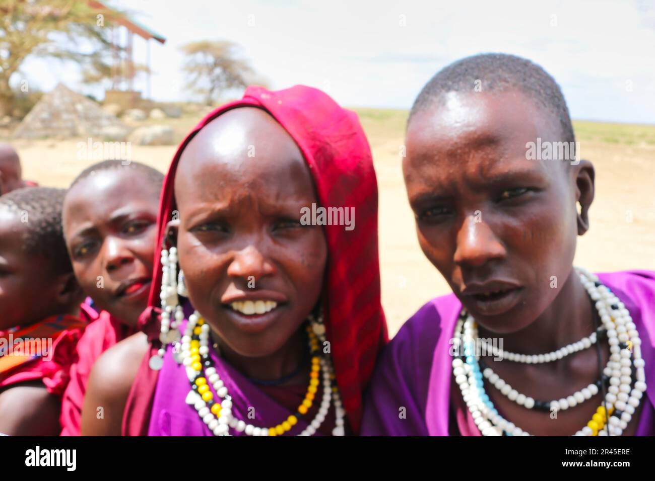 30 décembre 2017, Parc National du Serengeti, Tanzanie-belles et naturelles visages de jeunes filles du Maasai en interaction avec les touristes à l'entrée du Parc National du Serengeti Banque D'Images