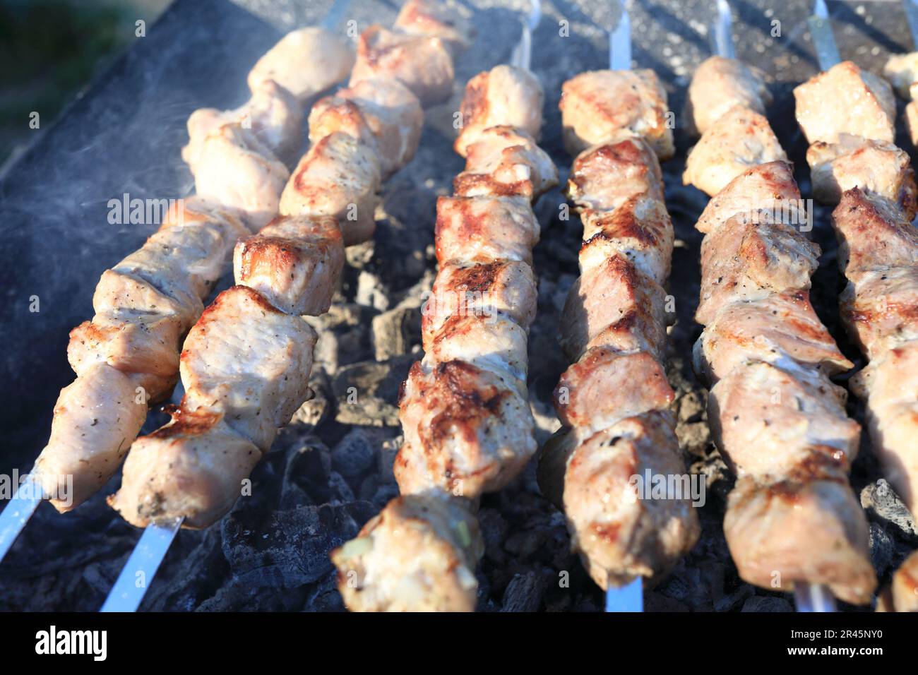 Vue sur la cuisson de kebabs de porc sur des brochettes Banque D'Images