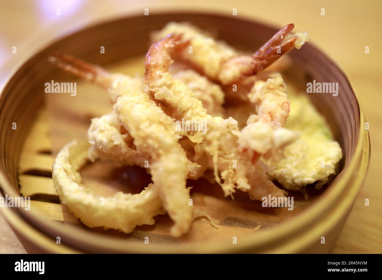 Crevettes tempura japonaises sur une assiette en bois dans le restaurant Banque D'Images