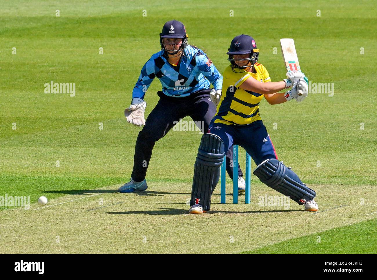 Ovale, Angleterre. 26 mai 2023. Alice Capsey, de South East Stars, effectue quatre balayages en marche arrière tandis que Bess Heath, de Northern Diamonds, observe le match de Charlotte Edwards Cup entre South East Stars et Northern Diamonds. Crédit : Nigel Bramley/Alay Live News Banque D'Images