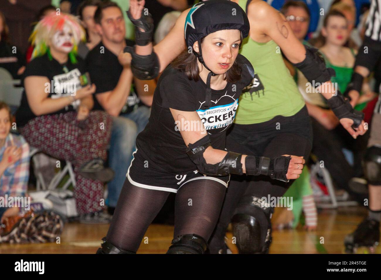 Le jammer Brighton Rockers participe à un concours de roller derby à Cambridge Banque D'Images