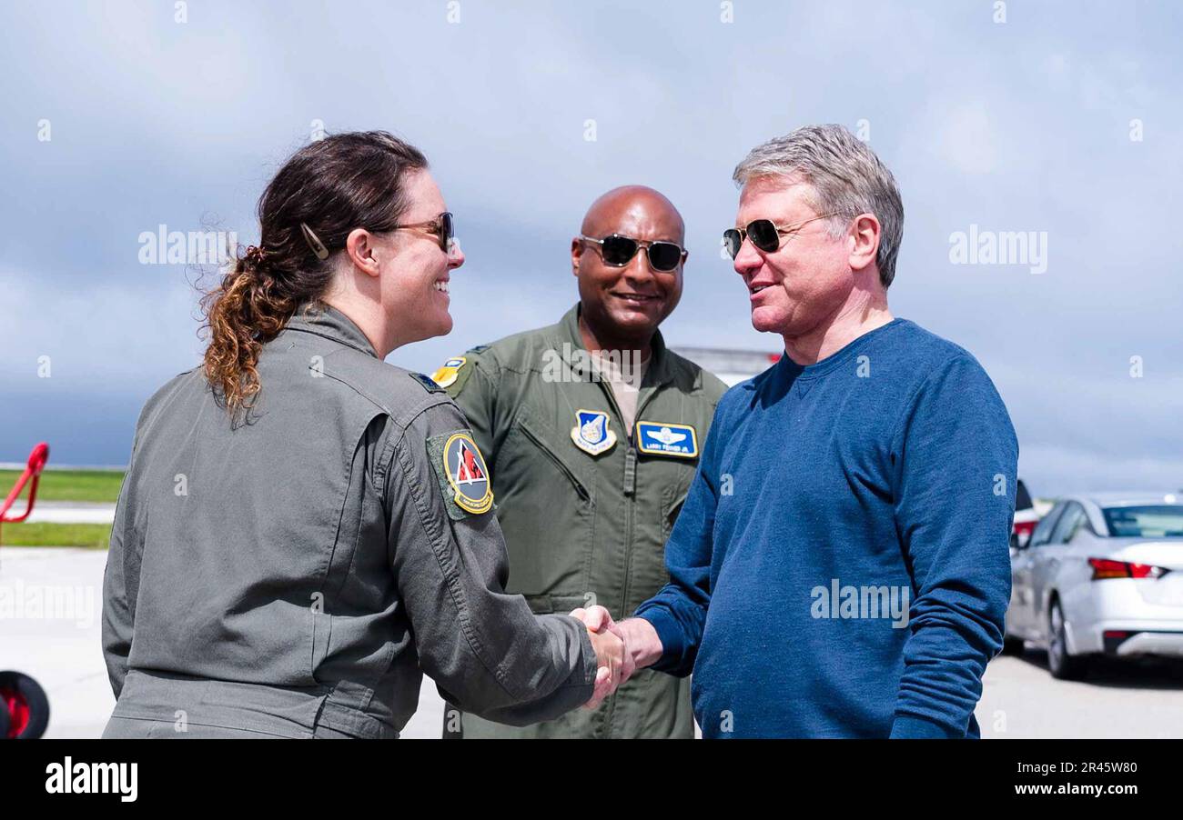 Le lieutenant-colonel Vanessa Wilcox, commandant du 96th e Escadron de bombardement, et le colonel Larry Fenner, vice-commandant de la 36th e Escadre, saluent le représentant de l'État du Texas, Michael McCaul, à la base aérienne d'Andersen, au 2 avril 2023. Le congressiste McCaul représente le district 10th de l'État du Texas. Banque D'Images