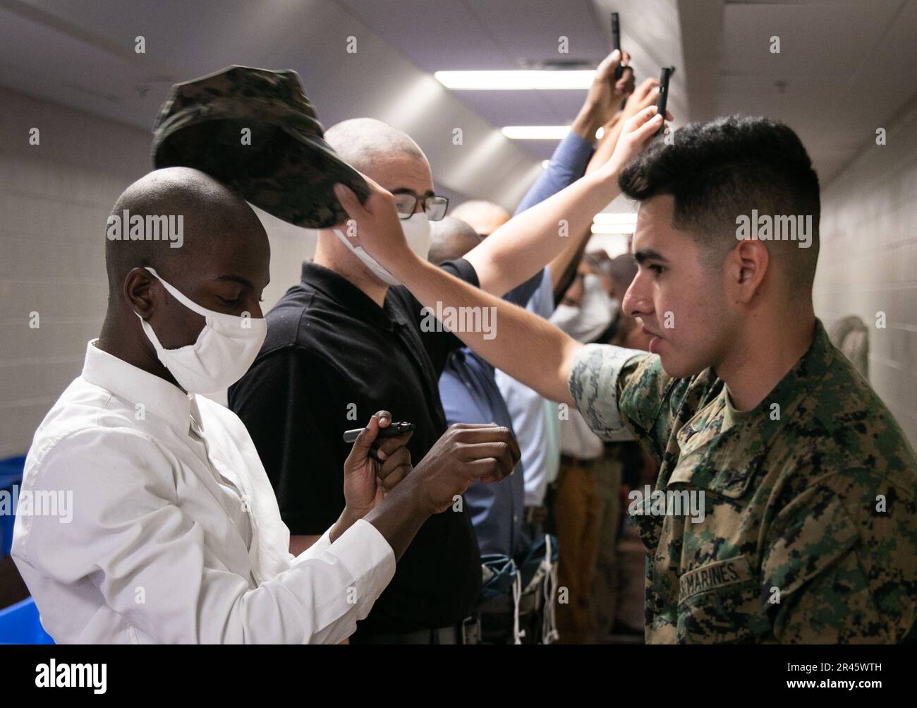 De nouvelles recrues de la Fox Company, 2nd Recruit Training Battalion, arrivent sur le corps maritime recent Depot Pariris Island, S.C., 3 avril 2023. Au cours de leur première nuit au dépôt, les recrues font un appel téléphonique à la maison, reçoivent leur coupe de cheveux pour la première recrue, reçoivent leur uniforme et terminent le traitement administratif initial. Banque D'Images