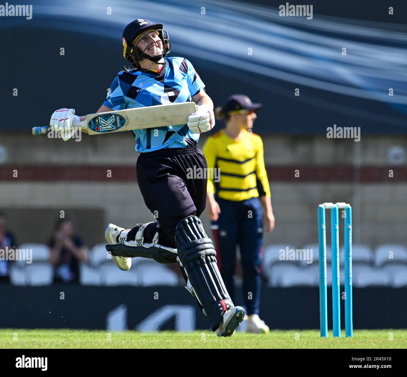 Ovale, Angleterre. 26 mai 2023. Lizzie Scott, de Northern Diamonds, remporte la dernière balle du match de la Charlotte Edwards Cup entre South East Stars et Northern Diamonds. Crédit : Nigel Bramley/Alay Live News Banque D'Images