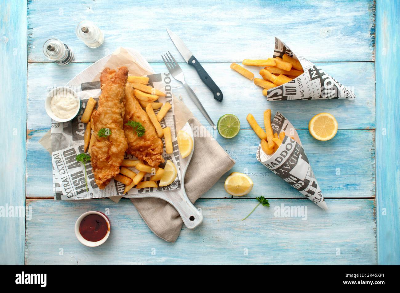Plats traditionnels à emporter avec du poisson et des frites dans un journal Banque D'Images