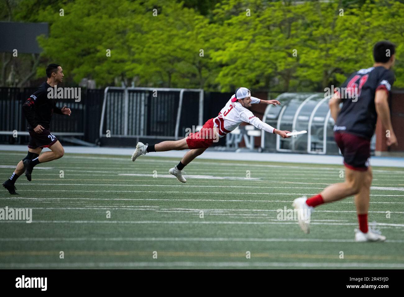 Toronto, Canada. 20th mai 2023. Le joueur de Breeze Kris Harrison fait un crochet de plongée, lors d'un Toronto Rush vs DC Breeze jeu de l'ultime dans l'American Ultimate Disc League (AUDL), au Varsity Stadium, à Toronto, ON, Canada, Sur 20 mai 2023. (Graeme Sloan/Sipa USA) Credit: SIPA USA/Alay Live News Banque D'Images