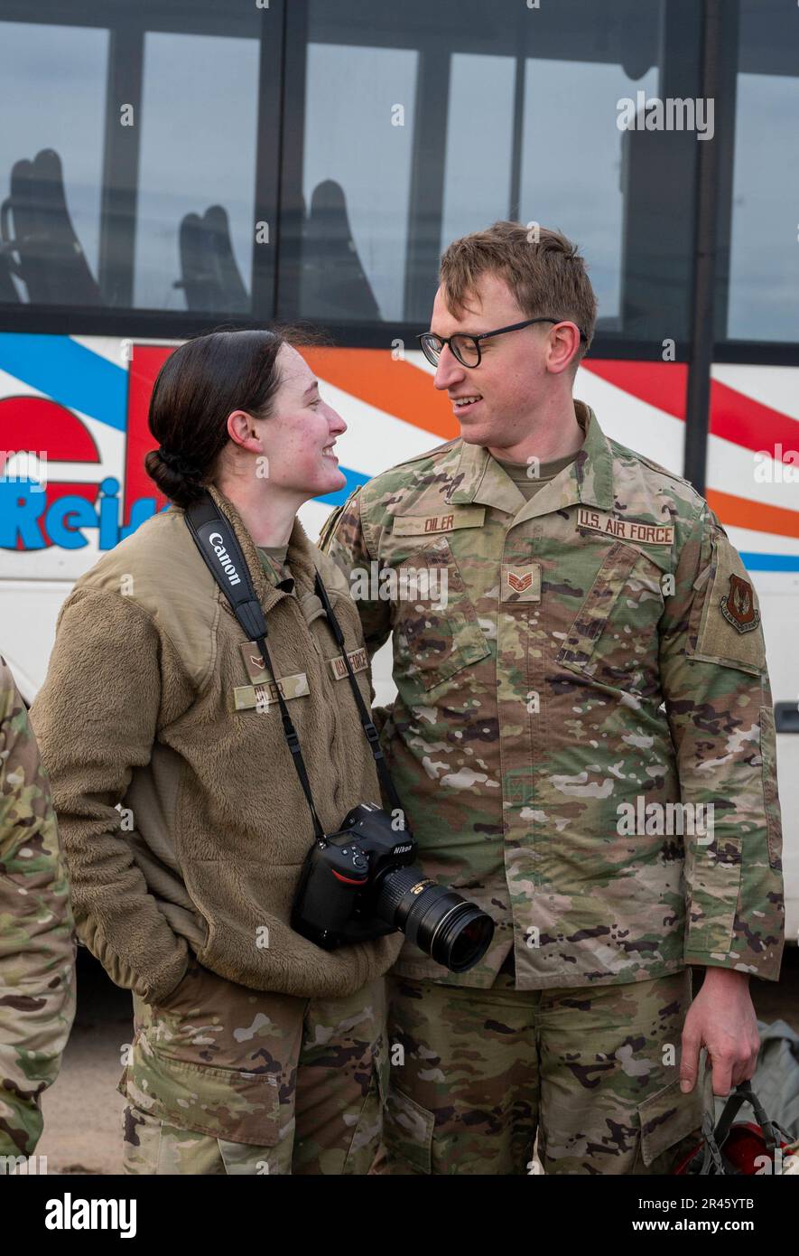 ÉTATS-UNIS Air Force Airman 1st classe Kaitlyn Oiler, 86th Airlift Wing apprenti, à gauche, et Sgt. Matthew Oiler, 435th Chef d'équipe du Groupe d'intervention en cas de crise, à droite, partagent un moment sur le terrain à la zone de chute d'Alzey à Ober-Flörsheim, en Allemagne, le 20 janvier 2023. Airman 1st classe Oiler a déclaré que son mari est une inspiration parce qu'il l'encourage à poursuivre ses rêves et à ne pas laisser les choses dures se mettre dans le chemin. Banque D'Images