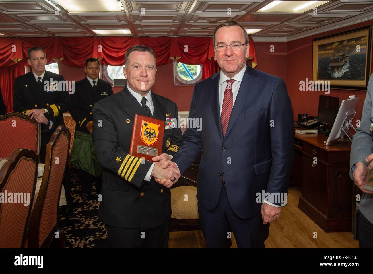 230319-N-YX844-2007 YOKOSUKA, Japon (19 mars 2023) le capitaine Daryle Cardone, à gauche, commandant de l'USS Ronald Reagan, échange un cadeau avec le ministre Boris Pistorius, ministre allemand de la Défense, dans la cabine portuaire du commandant à bord des États-Unis Le seul porte-avions de la Marine, le USS Ronald Reagan (CVN 76), tandis que le commandant de la flotte, à bord du port, effectue des activités à Yokosuka (19 mars). Ronald Reagan, le navire amiral du Carrier Strike Group 5, fournit une force prête à combattre qui protège et défend les États-Unis, et soutient les alliances, les partenariats et les intérêts maritimes collectifs dans le Banque D'Images